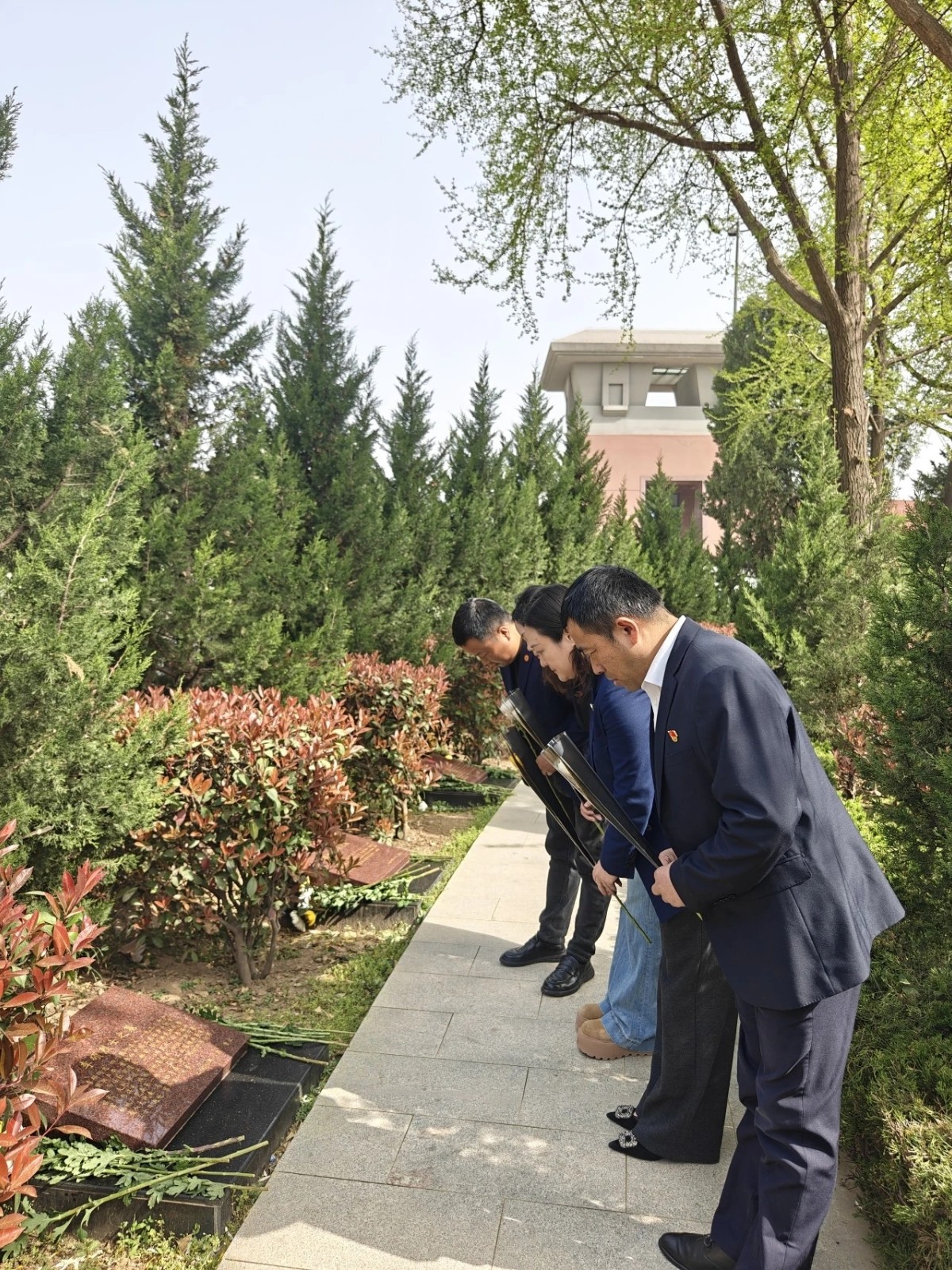 “赓续·2025·清明祭英烈” ——NG电子游戏集团党支部开展义士追思活动-NG电子游戏